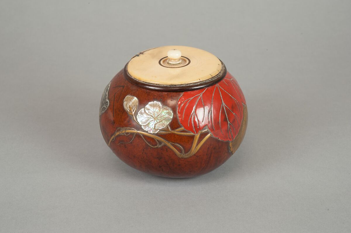 Box with Design of “Evening Face” (Yūgao) Flowers, Style of Ogawa Haritsu (Ritsuō) (Japanese, 1663–1747), Bottle gourd; gold, red takamaki-e, mother-of-pearl, tin, ceramic inlay, Japan