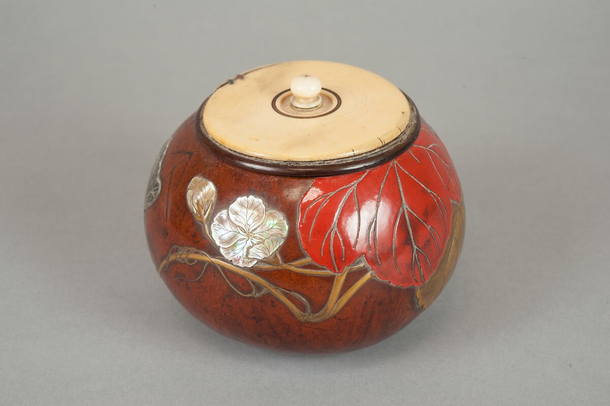 Box with Design of “Evening Face” (Yūgao) Flowers, Style of Ogawa Haritsu (Ritsuō) (Japanese, 1663–1747), Bottle gourd; gold, red takamaki-e, mother-of-pearl, tin, ceramic inlay, Japan