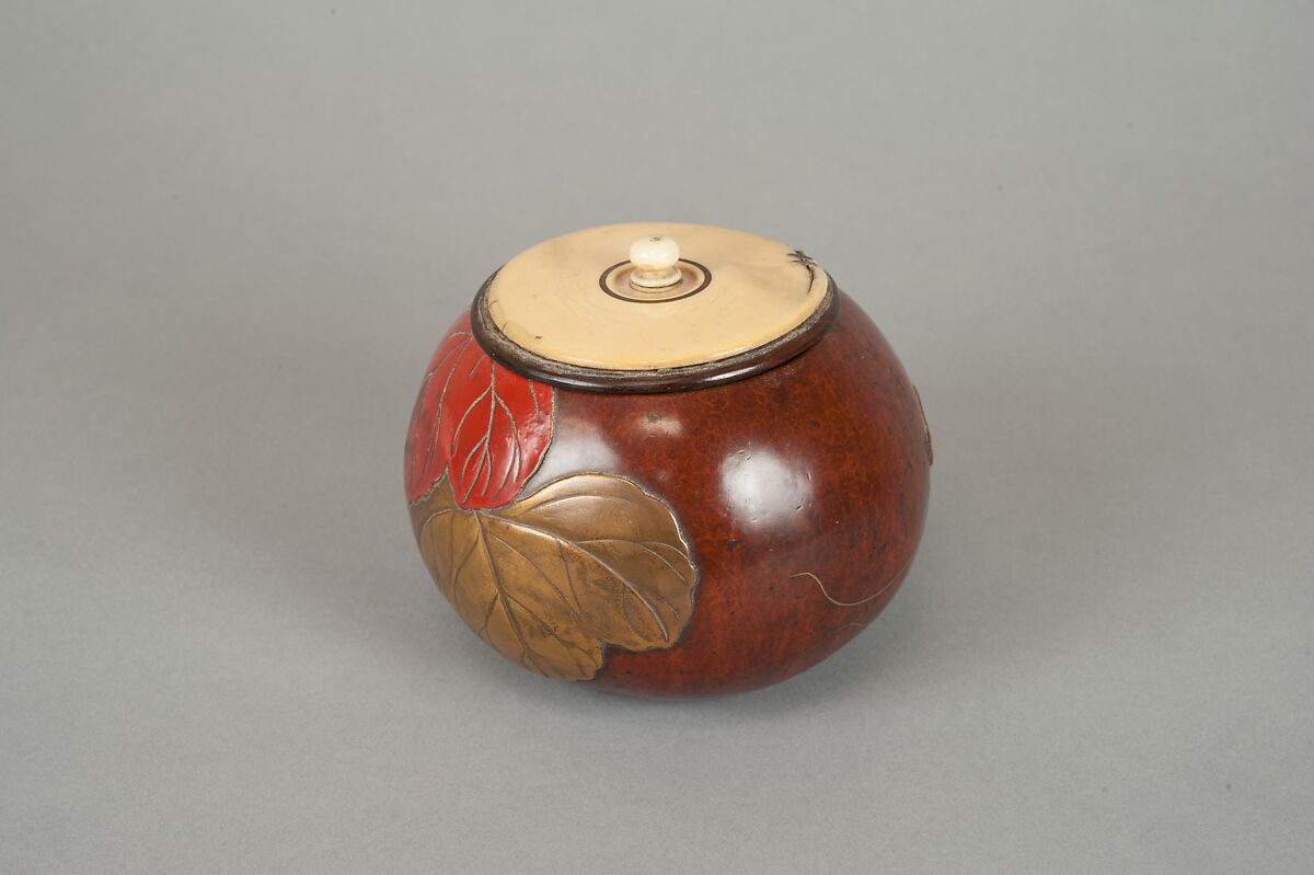 Box with Design of “Evening Face” (Yūgao) Flowers, Style of Ogawa Haritsu (Ritsuō) (Japanese, 1663–1747), Bottle gourd; gold, red takamaki-e, mother-of-pearl, tin, ceramic inlay, Japan