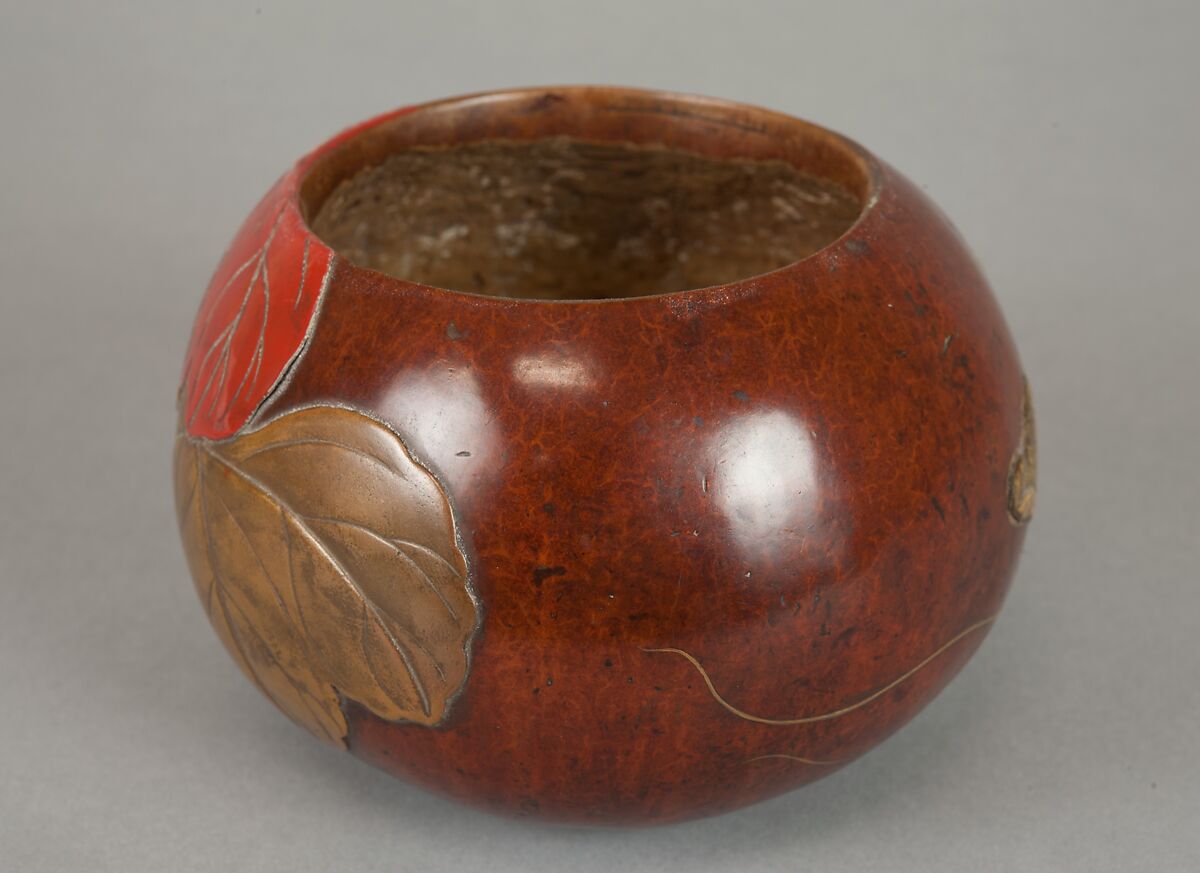 Box with Design of “Evening Face” (Yūgao) Flowers, Style of Ogawa Haritsu (Ritsuō) (Japanese, 1663–1747), Bottle gourd; gold, red takamaki-e, mother-of-pearl, tin, ceramic inlay, Japan