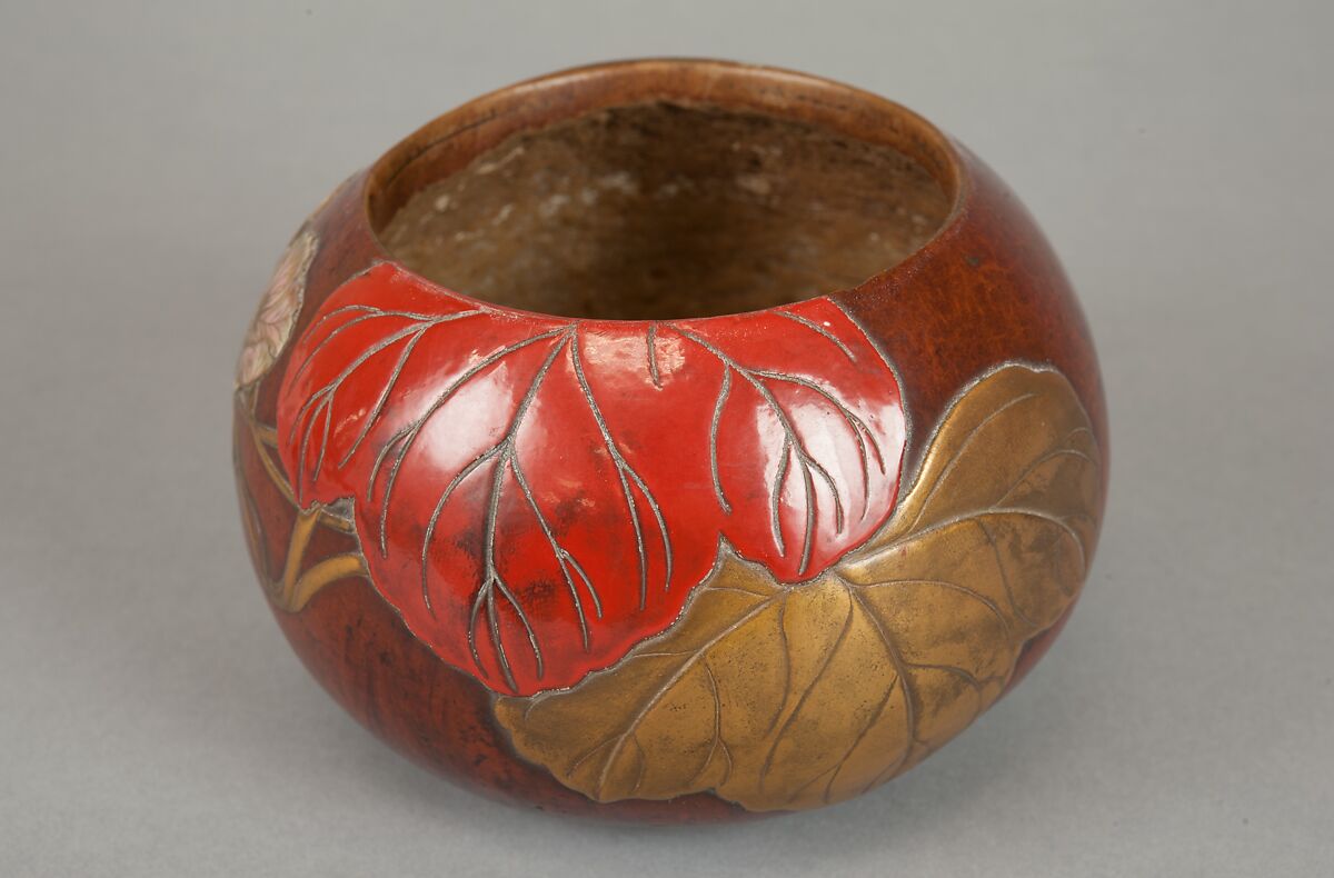 Box with Design of “Evening Face” (Yūgao) Flowers, Style of Ogawa Haritsu (Ritsuō) (Japanese, 1663–1747), Bottle gourd; gold, red takamaki-e, mother-of-pearl, tin, ceramic inlay, Japan