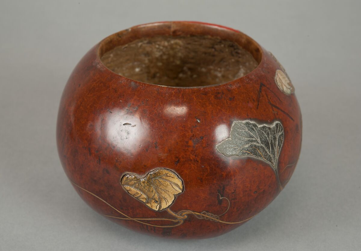 Box with Design of “Evening Face” (Yūgao) Flowers, Style of Ogawa Haritsu (Ritsuō) (Japanese, 1663–1747), Bottle gourd; gold, red takamaki-e, mother-of-pearl, tin, ceramic inlay, Japan