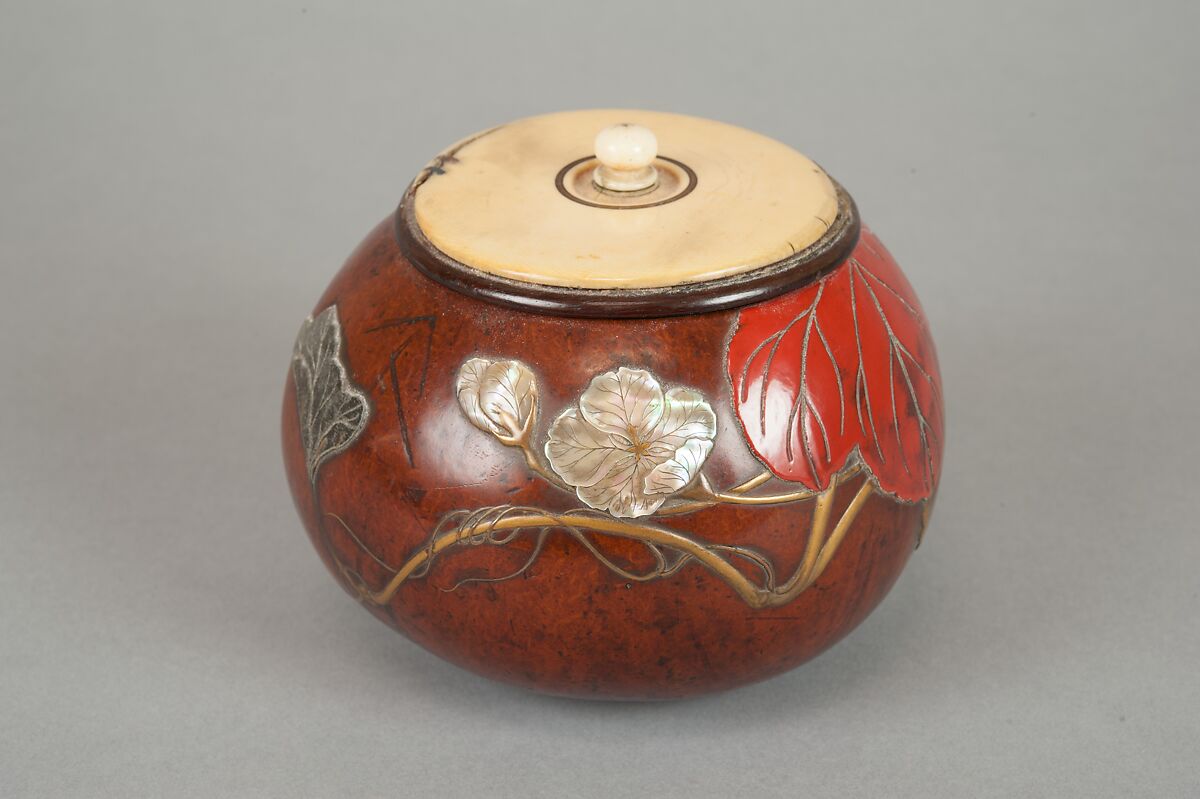 Box with Design of “Evening Face” (Yūgao) Flowers, Style of Ogawa Haritsu (Ritsuō) (Japanese, 1663–1747), Bottle gourd; gold, red takamaki-e, mother-of-pearl, tin, ceramic inlay, Japan