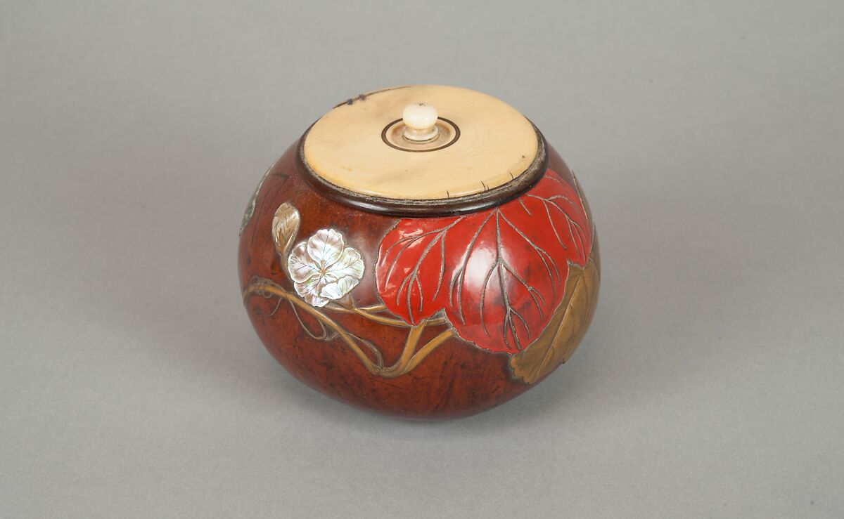 Box with Design of “Evening Face” (Yūgao) Flowers, Style of Ogawa Haritsu (Ritsuō) (Japanese, 1663–1747), Bottle gourd; gold, red takamaki-e, mother-of-pearl, tin, ceramic inlay, Japan 