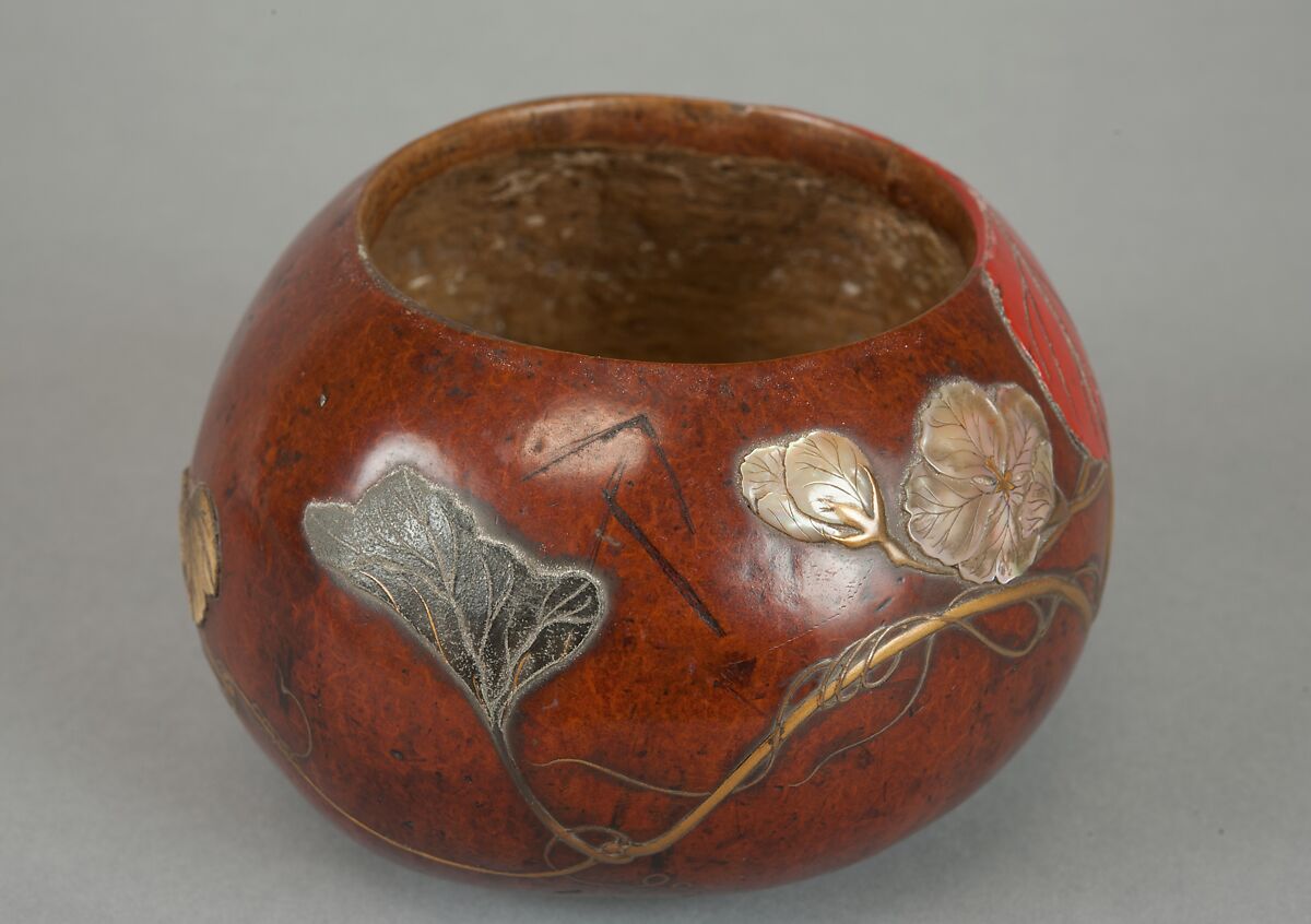 Box with Design of “Evening Face” (Yūgao) Flowers, Style of Ogawa Haritsu (Ritsuō) (Japanese, 1663–1747), Bottle gourd; gold, red takamaki-e, mother-of-pearl, tin, ceramic inlay, Japan