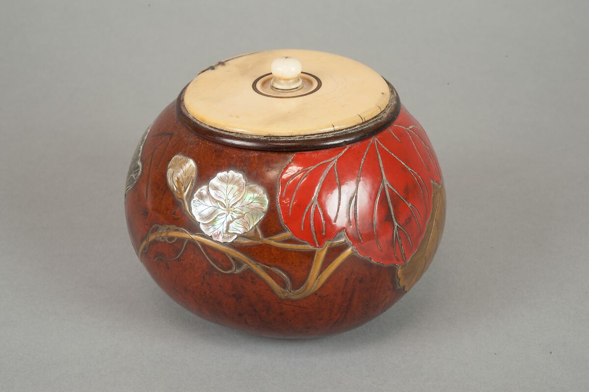 Box with Design of “Evening Face” (Yūgao) Flowers, Style of Ogawa Haritsu (Ritsuō) (Japanese, 1663–1747), Bottle gourd; gold, red takamaki-e, mother-of-pearl, tin, ceramic inlay, Japan
