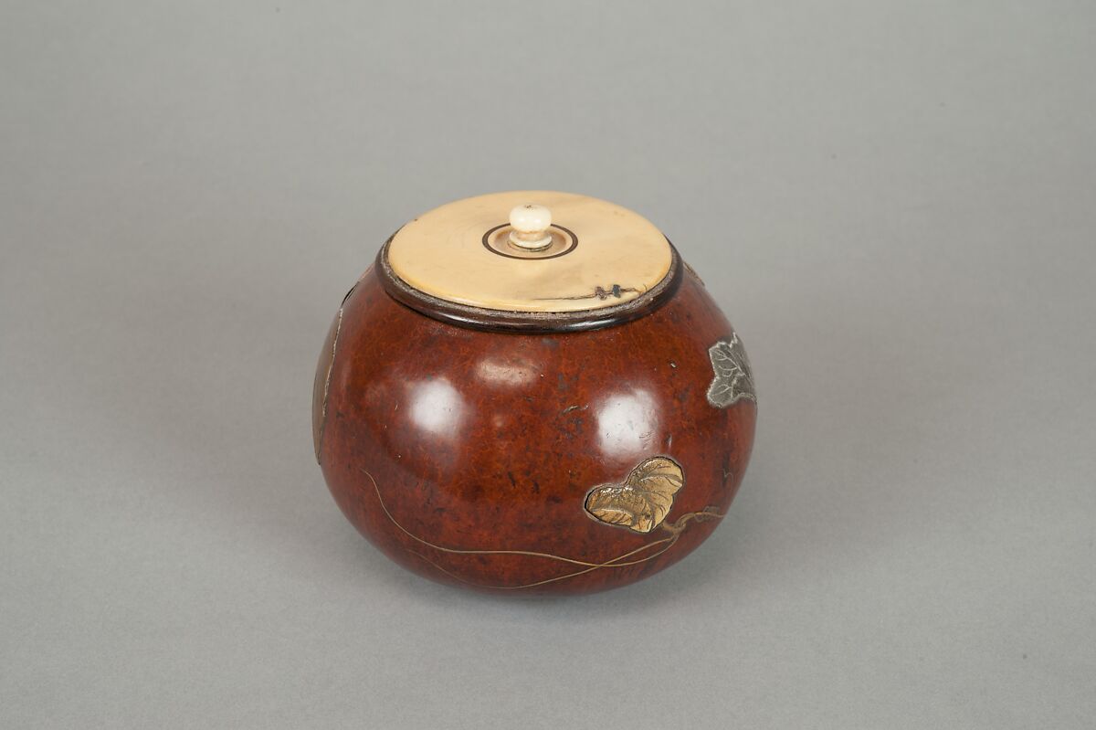 Box with Design of “Evening Face” (Yūgao) Flowers, Style of Ogawa Haritsu (Ritsuō) (Japanese, 1663–1747), Bottle gourd; gold, red takamaki-e, mother-of-pearl, tin, ceramic inlay, Japan