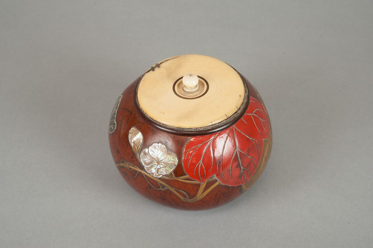 Box with Design of “Evening Face” (Yūgao) Flowers, Style of Ogawa Haritsu (Ritsuō) (Japanese, 1663–1747), Bottle gourd; gold, red takamaki-e, mother-of-pearl, tin, ceramic inlay, Japan