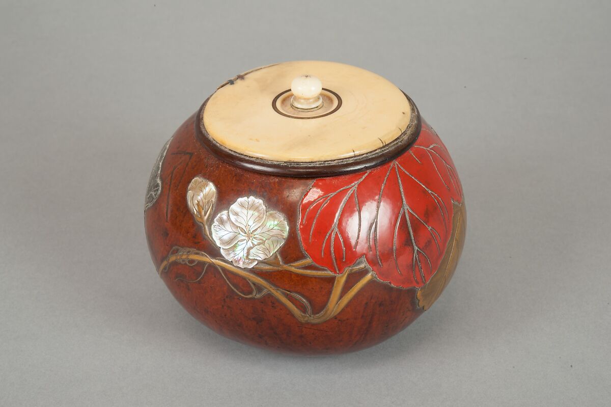 Box with Design of “Evening Face” (Yūgao) Flowers, Style of Ogawa Haritsu (Ritsuō) (Japanese, 1663–1747), Bottle gourd; gold, red takamaki-e, mother-of-pearl, tin, ceramic inlay, Japan