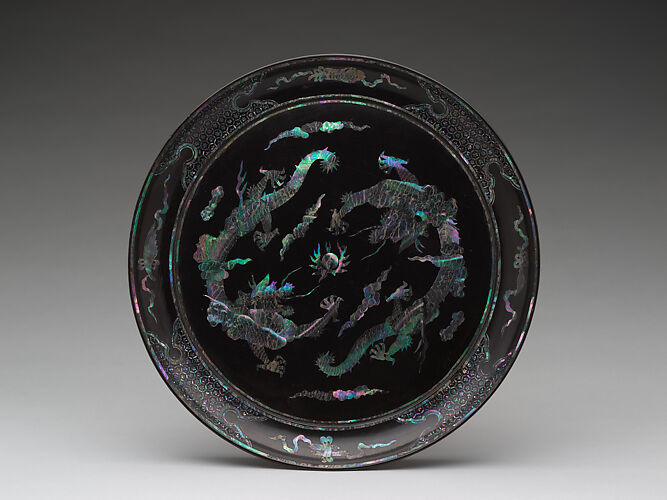 Round tray with decoration of dragons and clouds