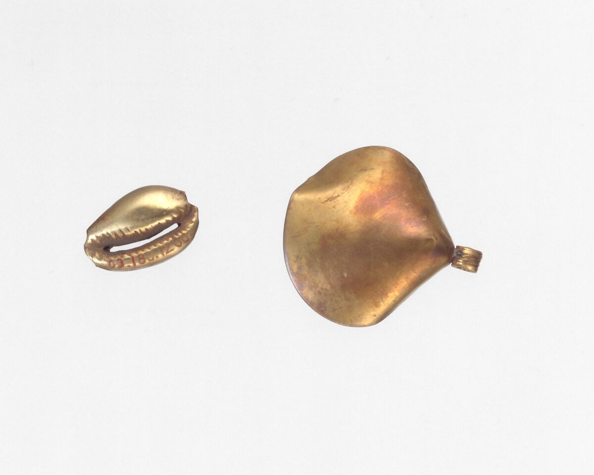 Cowrie shell bead, Gold