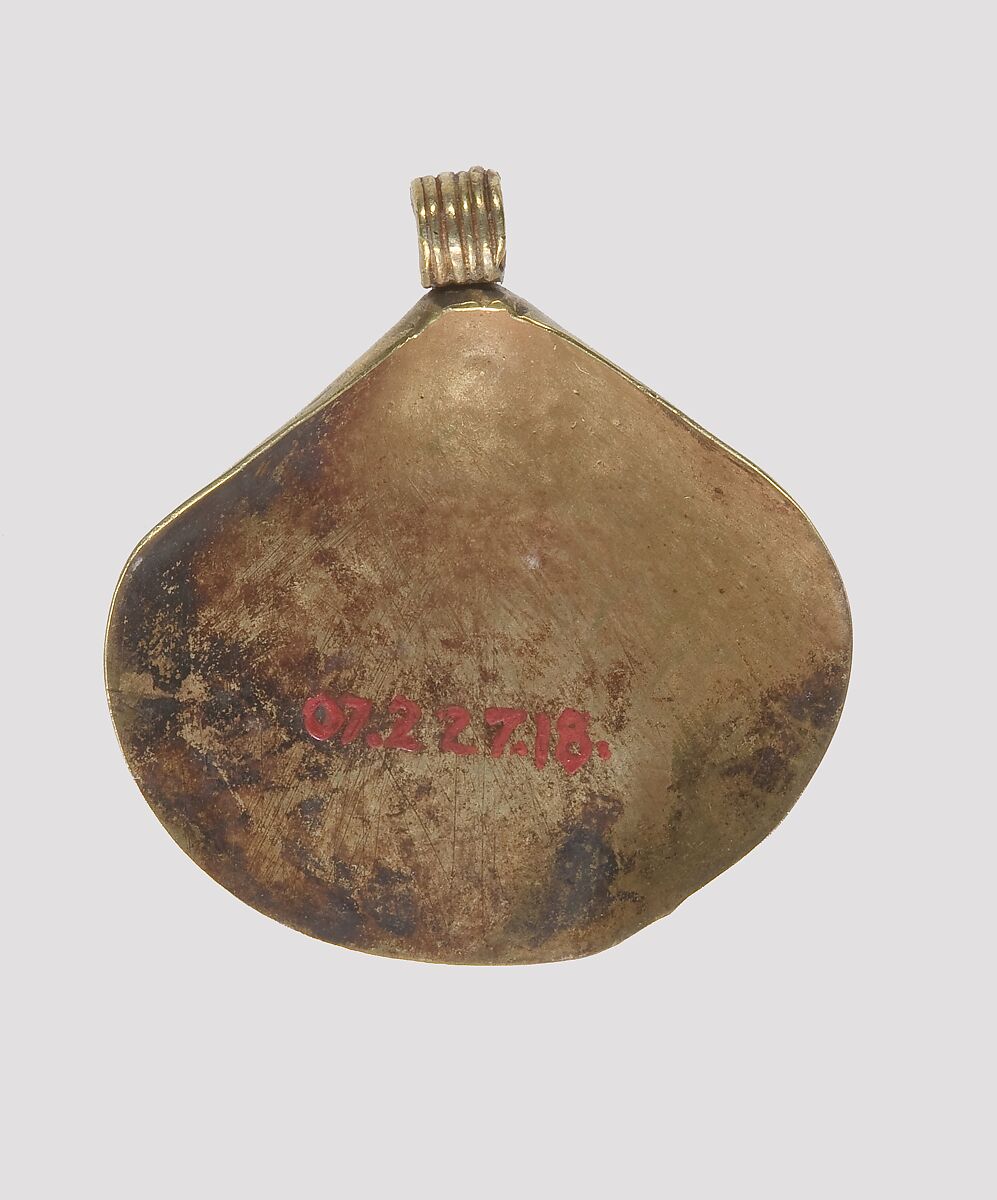Pendant imitating a shell, Gold