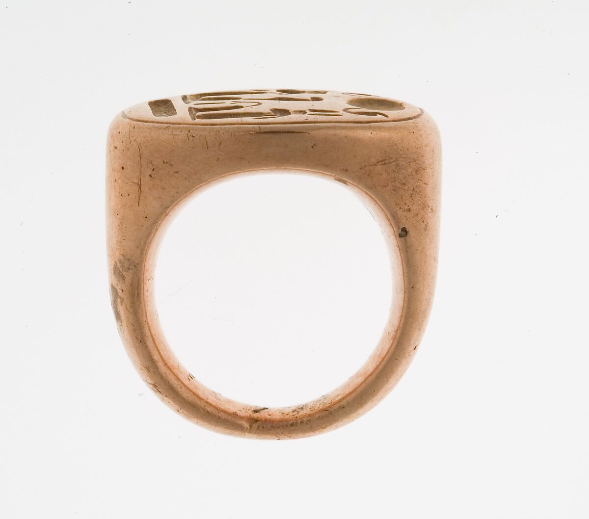 Finger ring, likely belonging to Queen Tiye, Gold