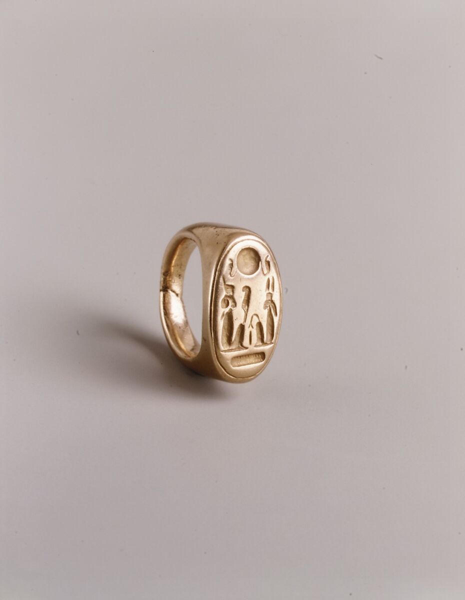 Finger ring, likely belonging to Queen Tiye, Gold