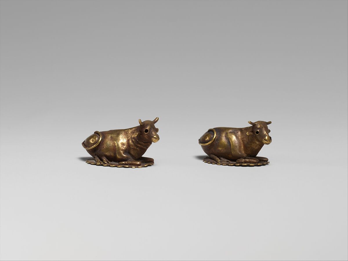 Resting bovine figurine, Gold