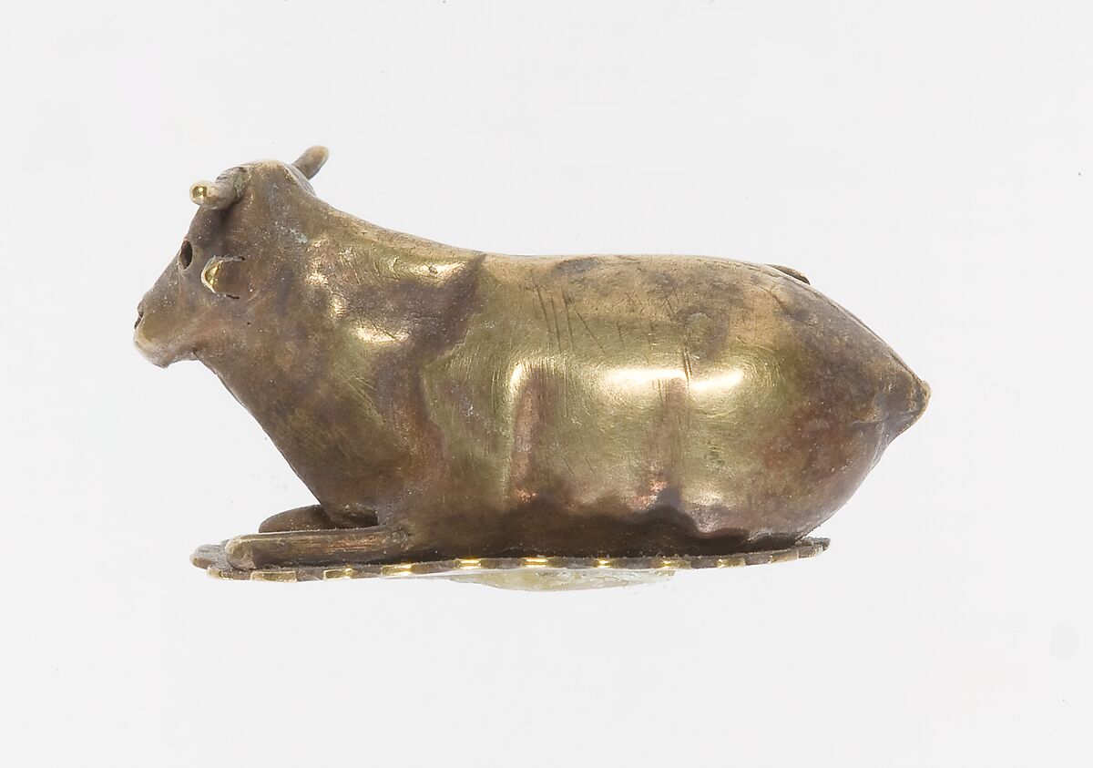 Resting bovine amulet, Gold