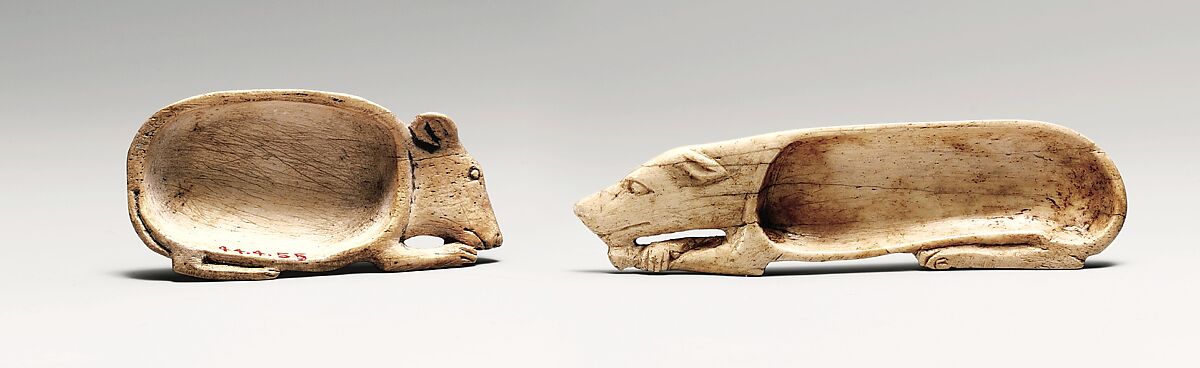 Cosmetic dish in the shape of a dog, Bone