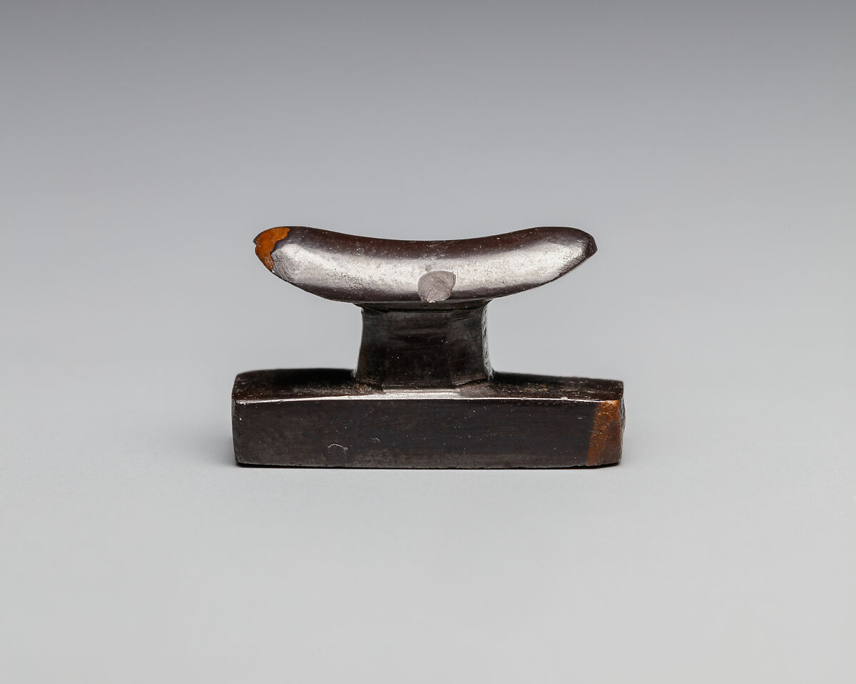 Headrest amulet, Hematite 