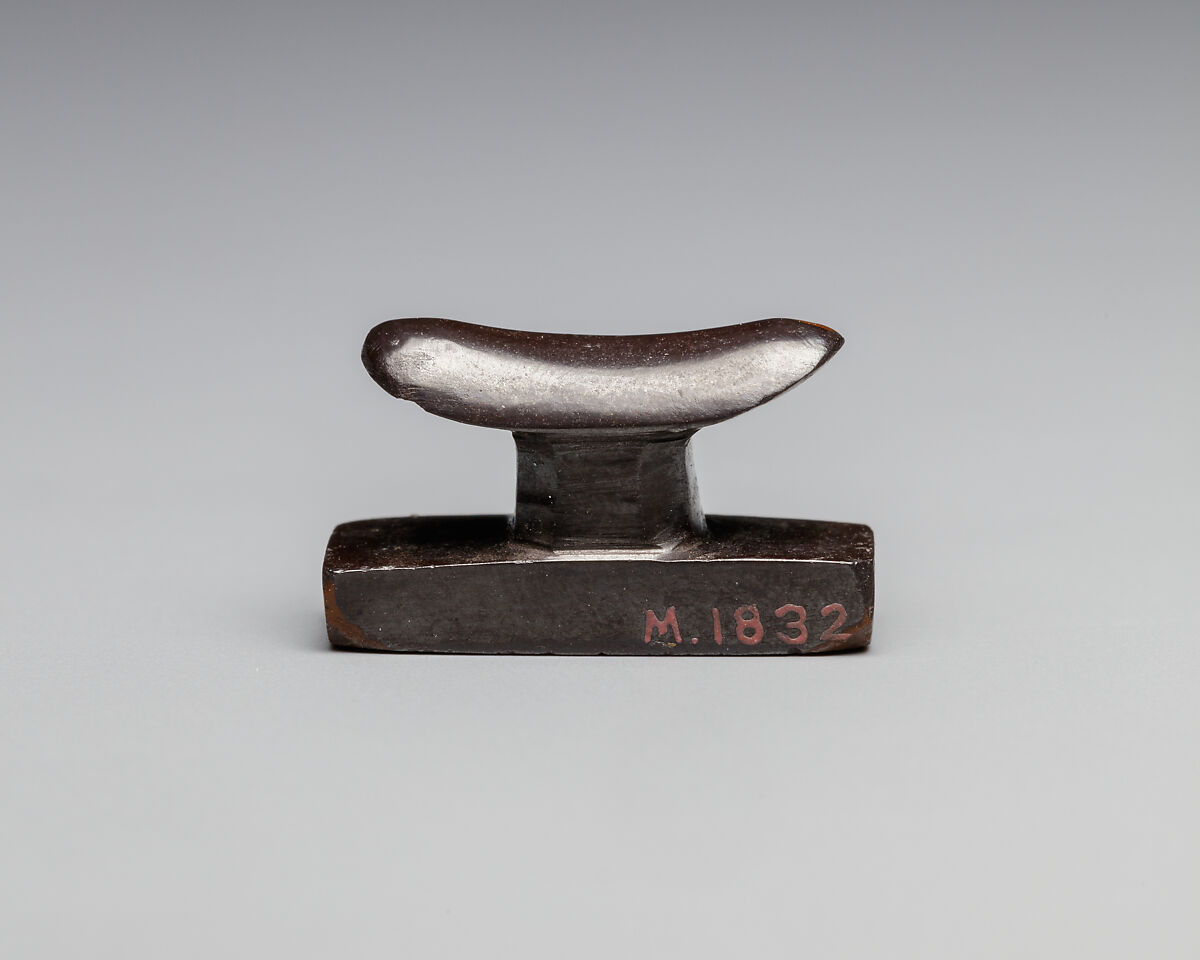 Headrest amulet, Hematite