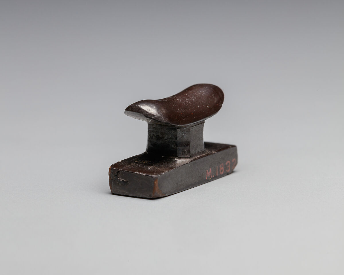 Headrest amulet, Hematite