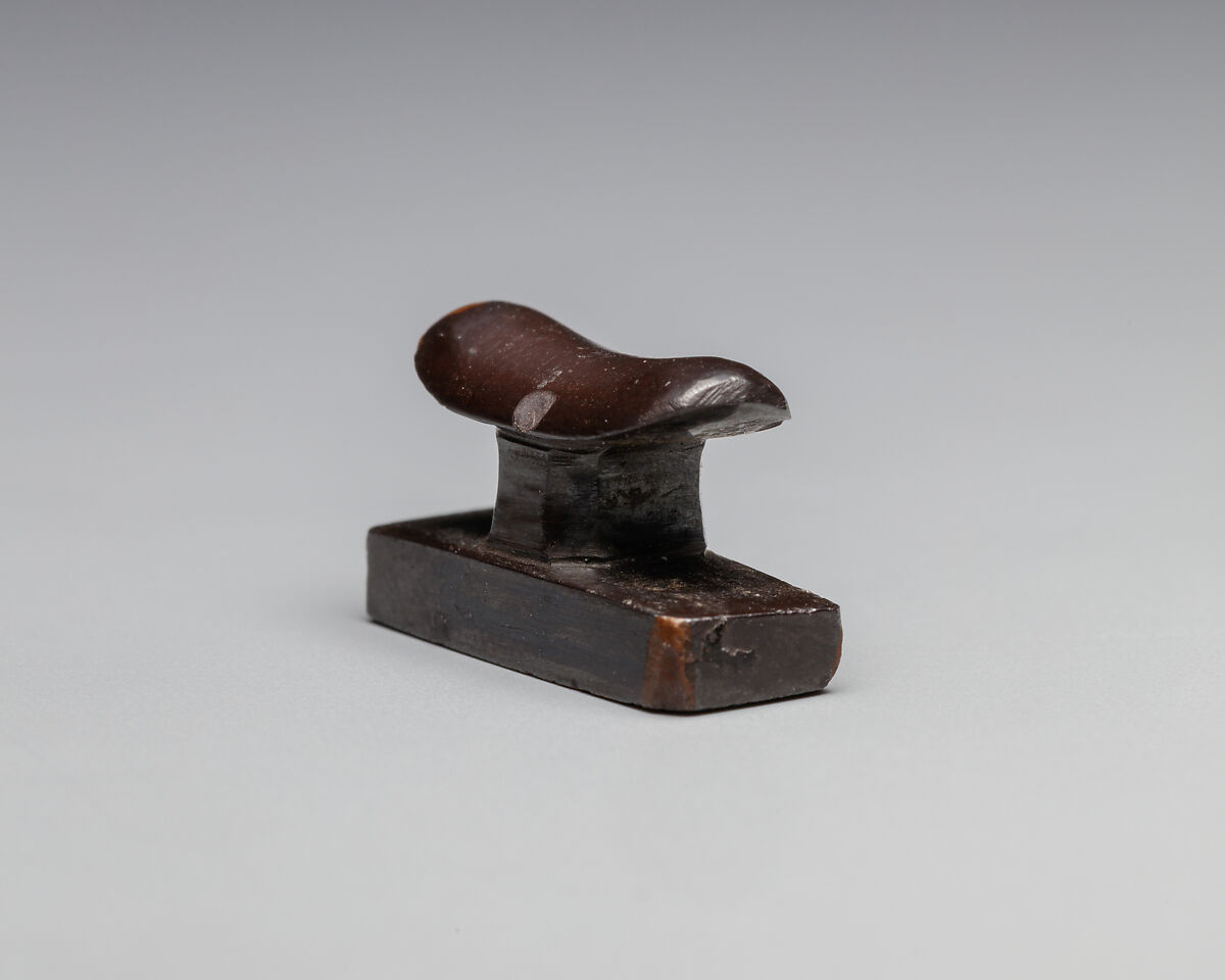 Headrest amulet, Hematite