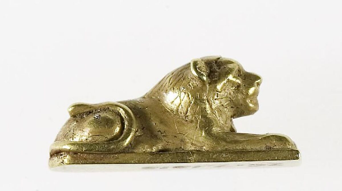 Recumbent lion from a bracelet, Gold 