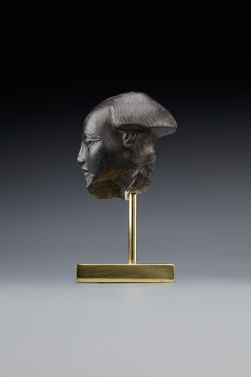 Head fragment from a statuette depicting a "Bald one of Hathor" priest, Steatite