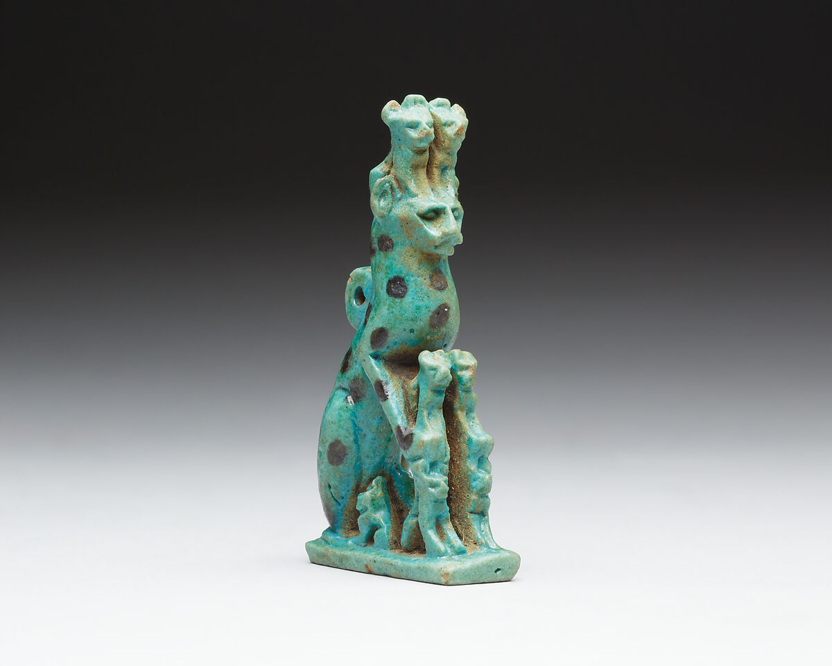 Cat with kittens amulet, Faience 