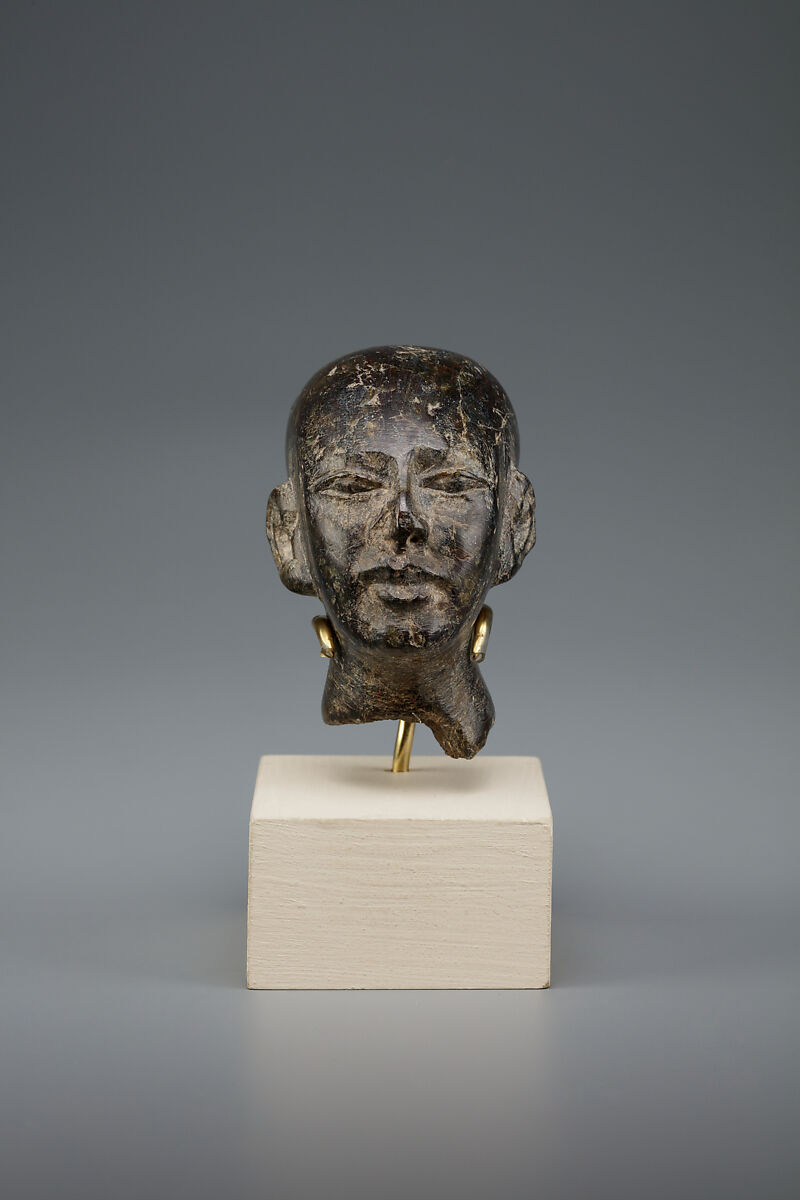 Head of male statue, Steatite or serpentinite 