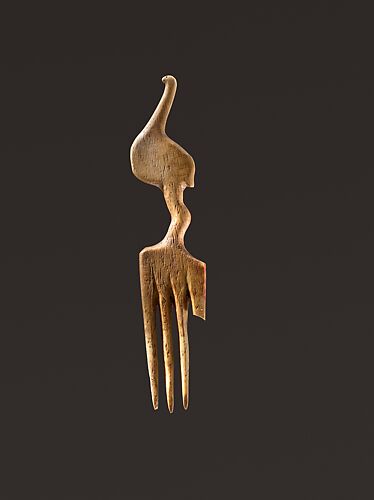 Comb decorated with an ostrich