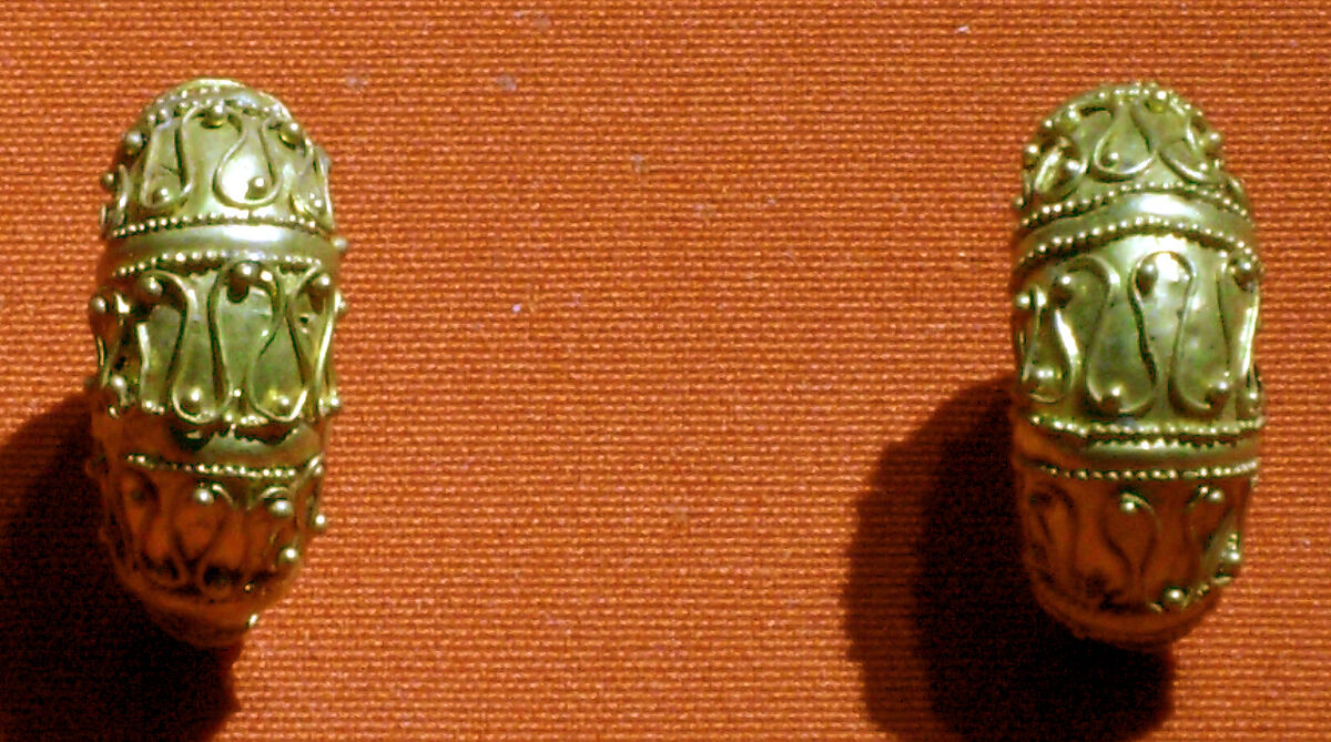 Boat-shaped earrings with filigree and granule decoration, Gold 