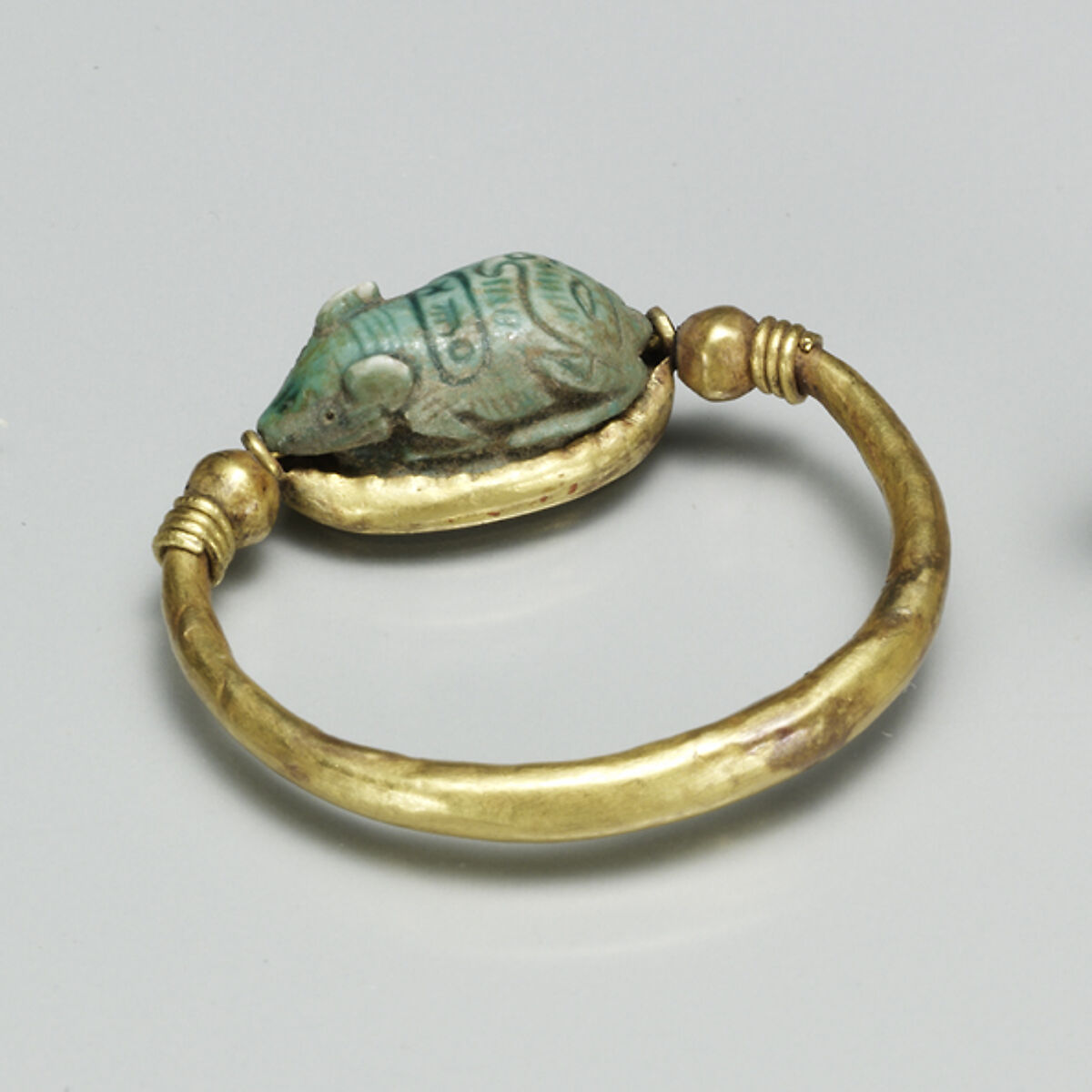 Ring set with a mouse design amulet, Gold, glazed steatite