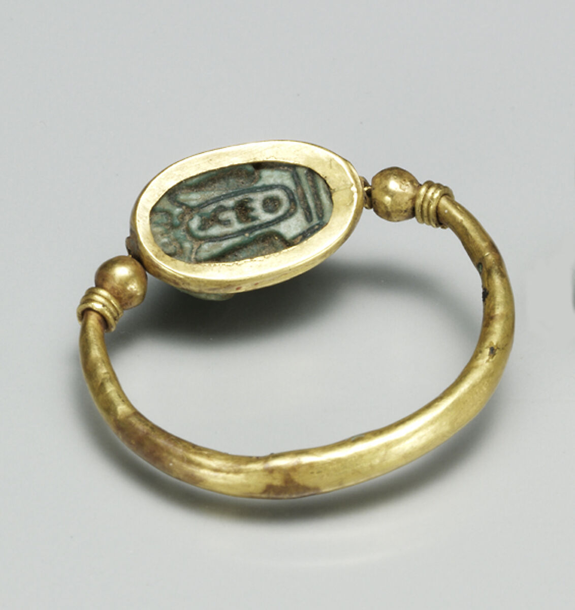 Ring set with a mouse design amulet, Gold, glazed steatite