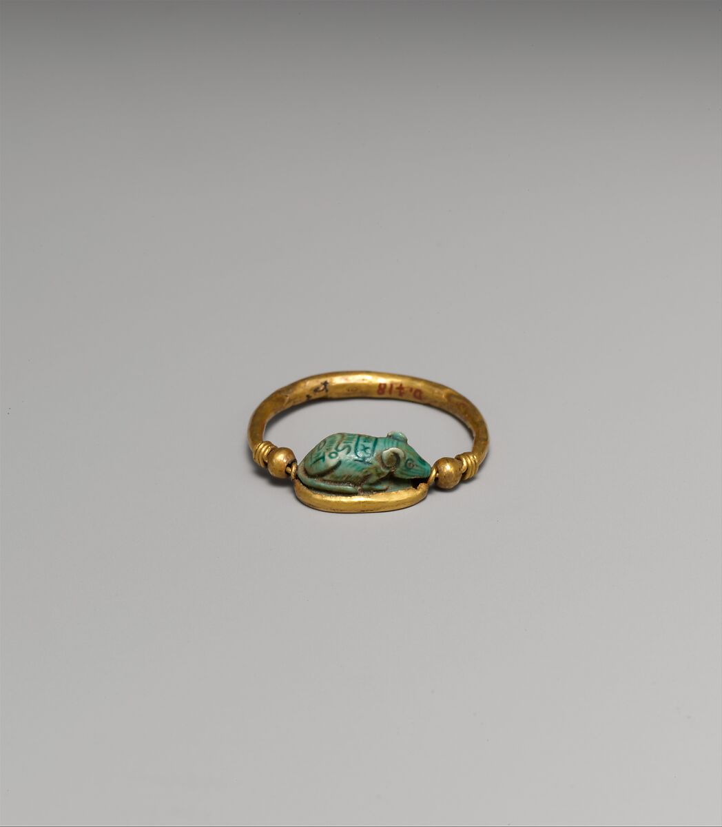 Ring set with a mouse design amulet, Gold, glazed steatite 
