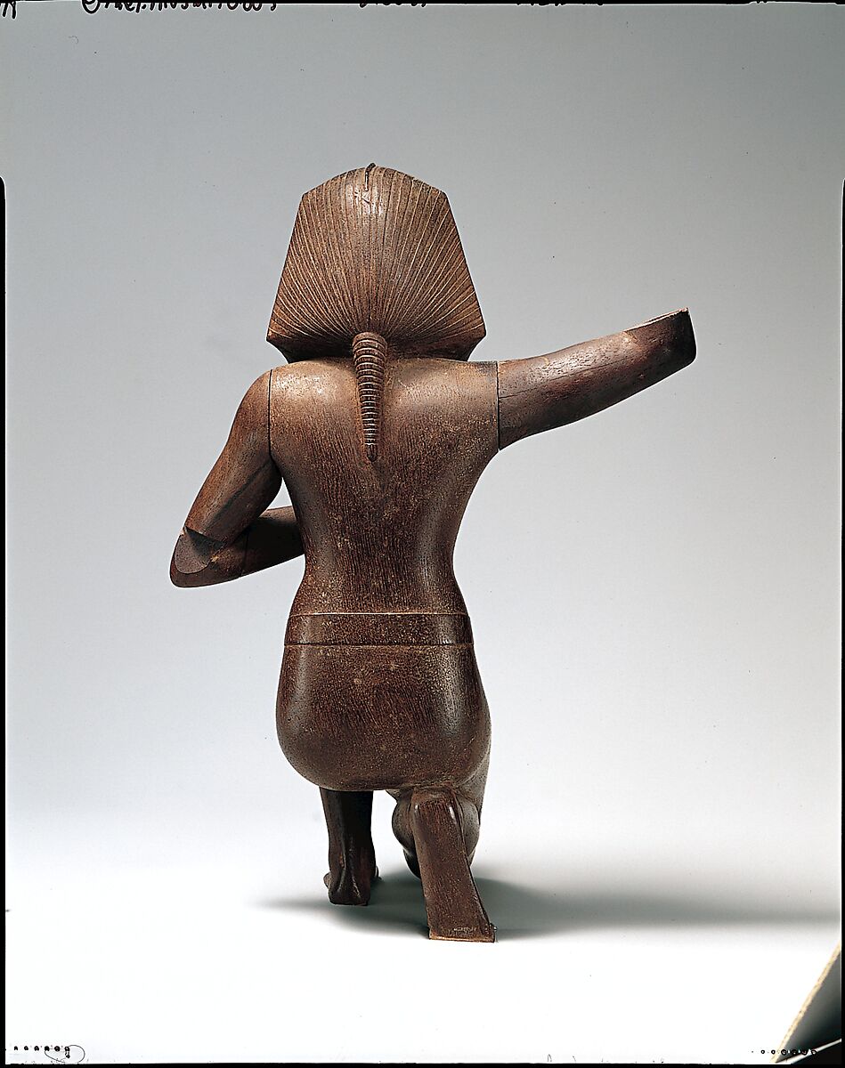 Statuette of an ancestral king, Wood, formerly clad with lead sheet