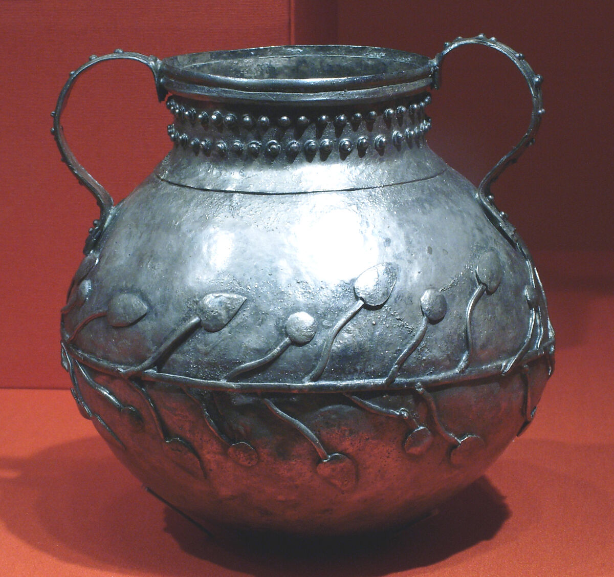 Vase with vine, leaves and berries on the body, Silver 