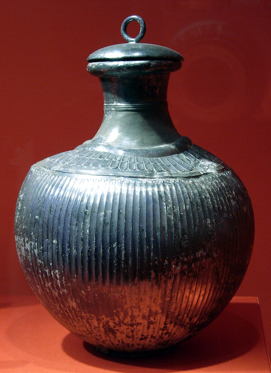 Fluted bottle with ring-handled lid, silver 