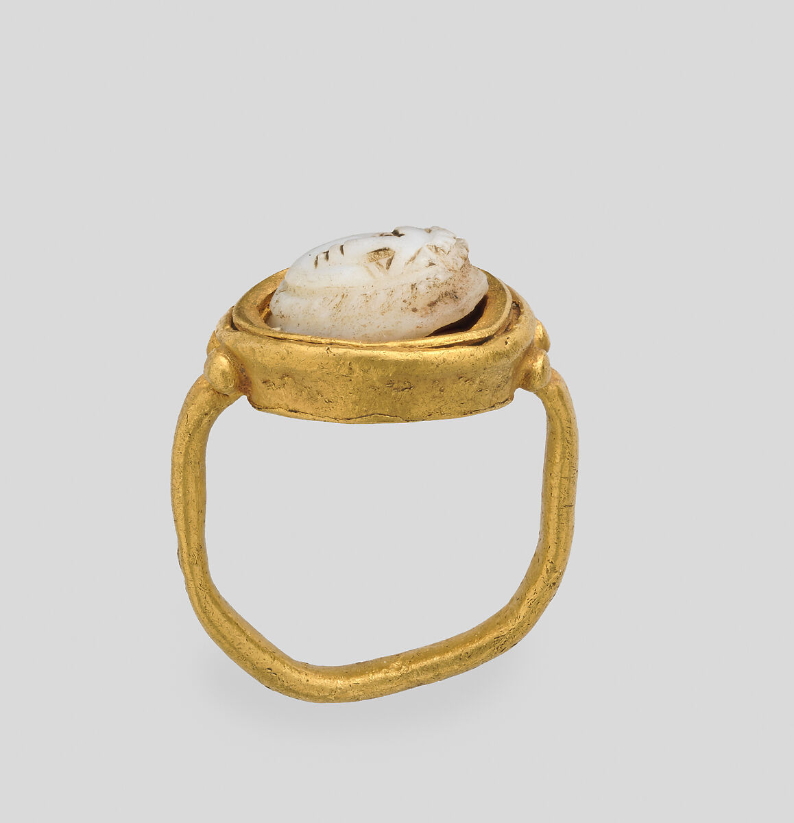 Ring with narrow shaft and oval box set with cameo of Medusa, Gold, onyx