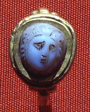 Ring with narrow shaft and oval box set with cameo of Medusa