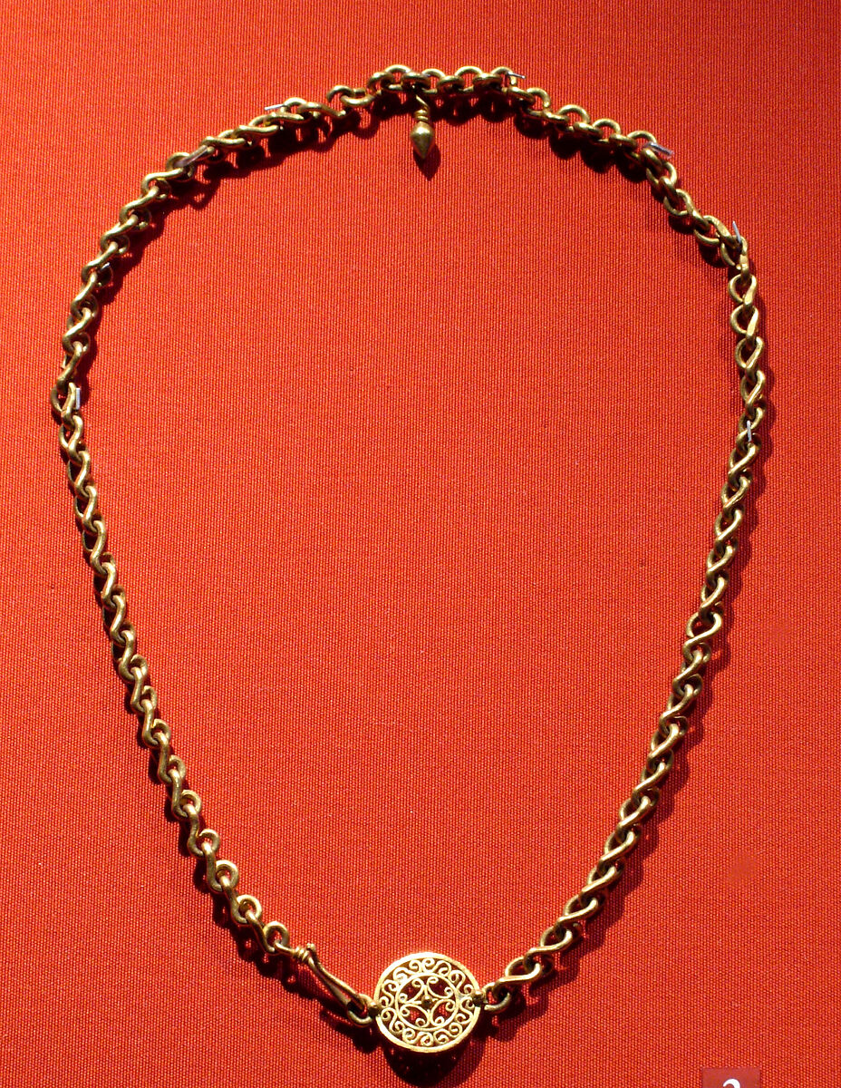 Necklace with ornate clasp ornament and a small drop pendant, gold