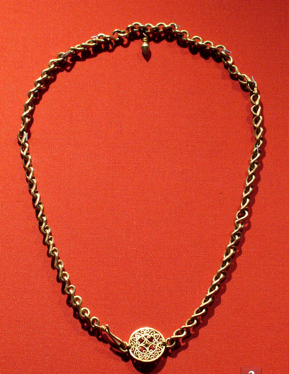 Necklace with ornate clasp ornament and a small drop pendant, gold 