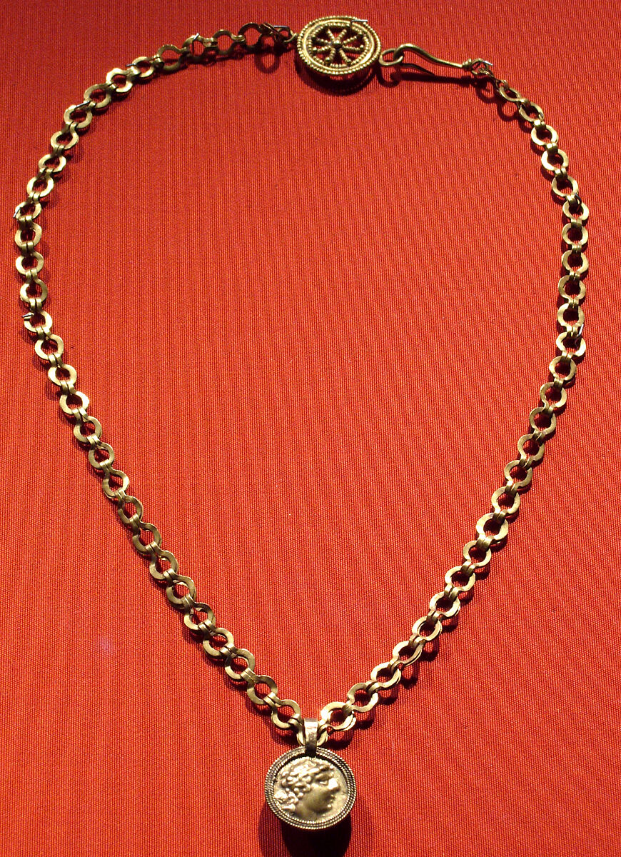 Necklace with a beaded wire wheel and a pendant with a profile of Alexander (?), gold 