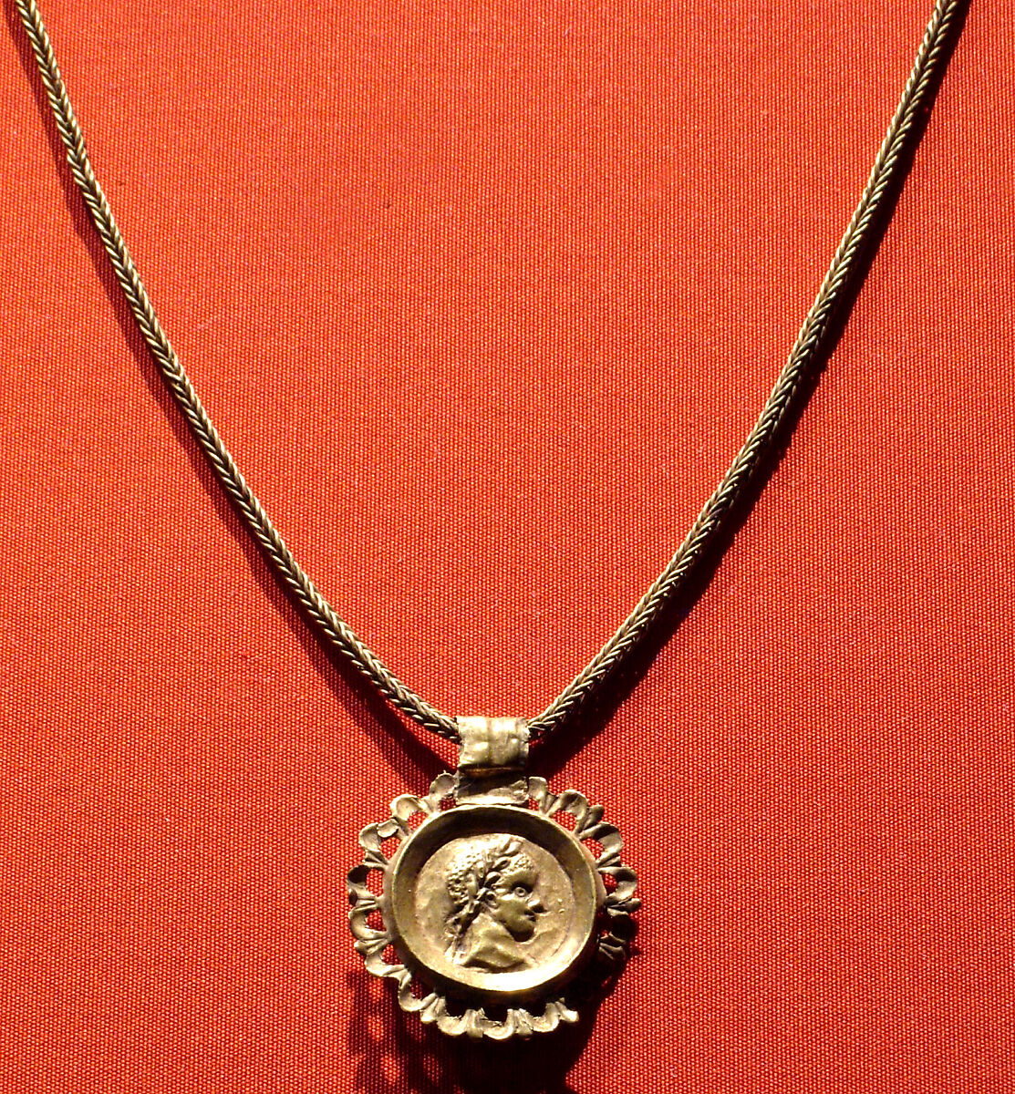 Chain with a pendant bearing an emperor's profile in an openwork frame, gold 