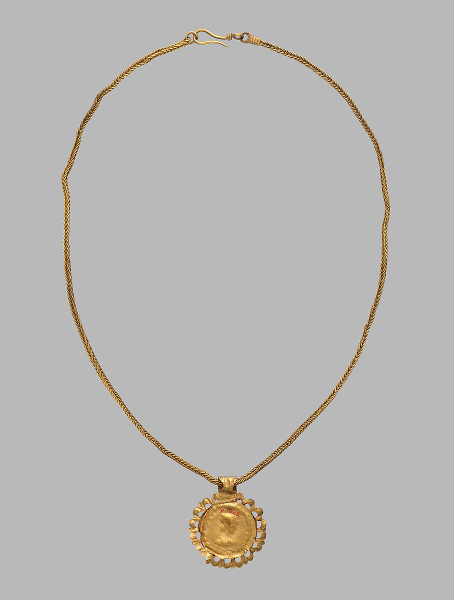 Chain with a pendant bearing an emperor's profile in an openwork frame, gold