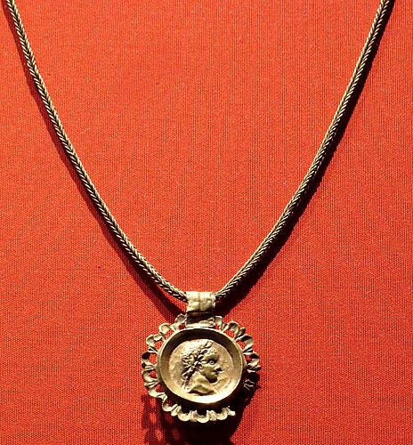 Chain with a pendant bearing an emperor's profile in an openwork frame