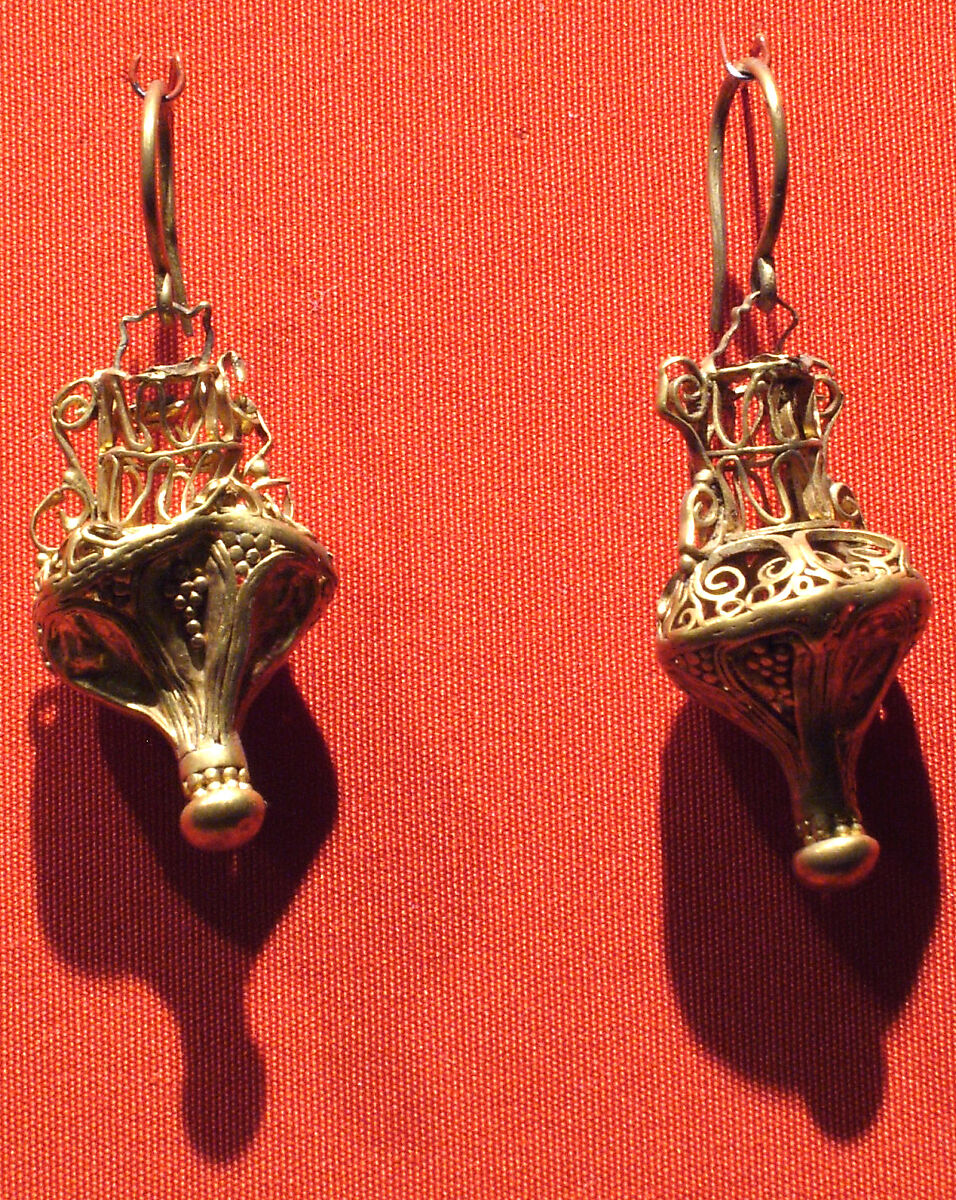 Vessel shaped earrings with twisted wire upper parts, gold 
