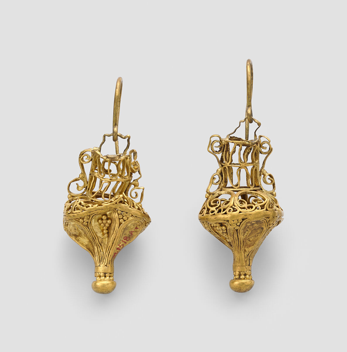 Vessel shaped earrings with twisted wire upper parts, gold