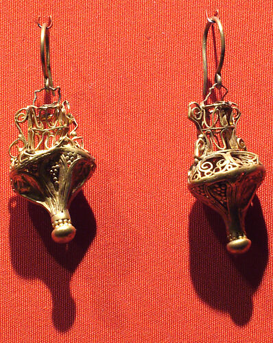 Vessel shaped earrings with twisted wire upper parts