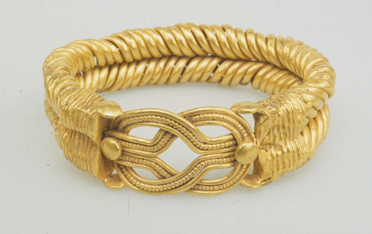 Bracelet with spirally twisted strands and a Herakles knot at the bezel, gold 