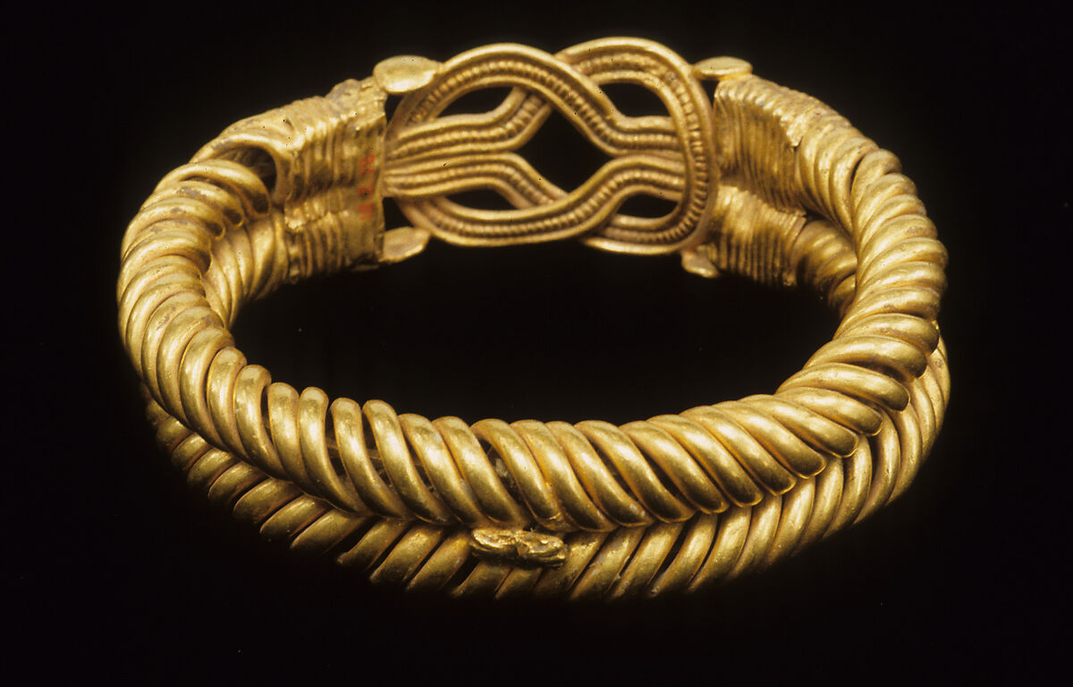 Bracelet with spirally twisted strands and a Herakles knot at the bezel, gold